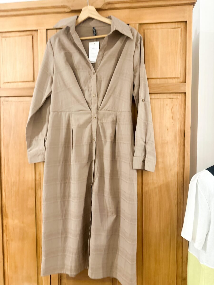 VESTIDO CAMISOLA CON PINZAS MARRÓN