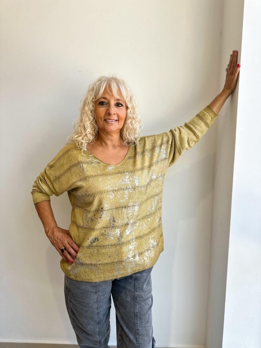 sweater tejido abierto con foil mostaza