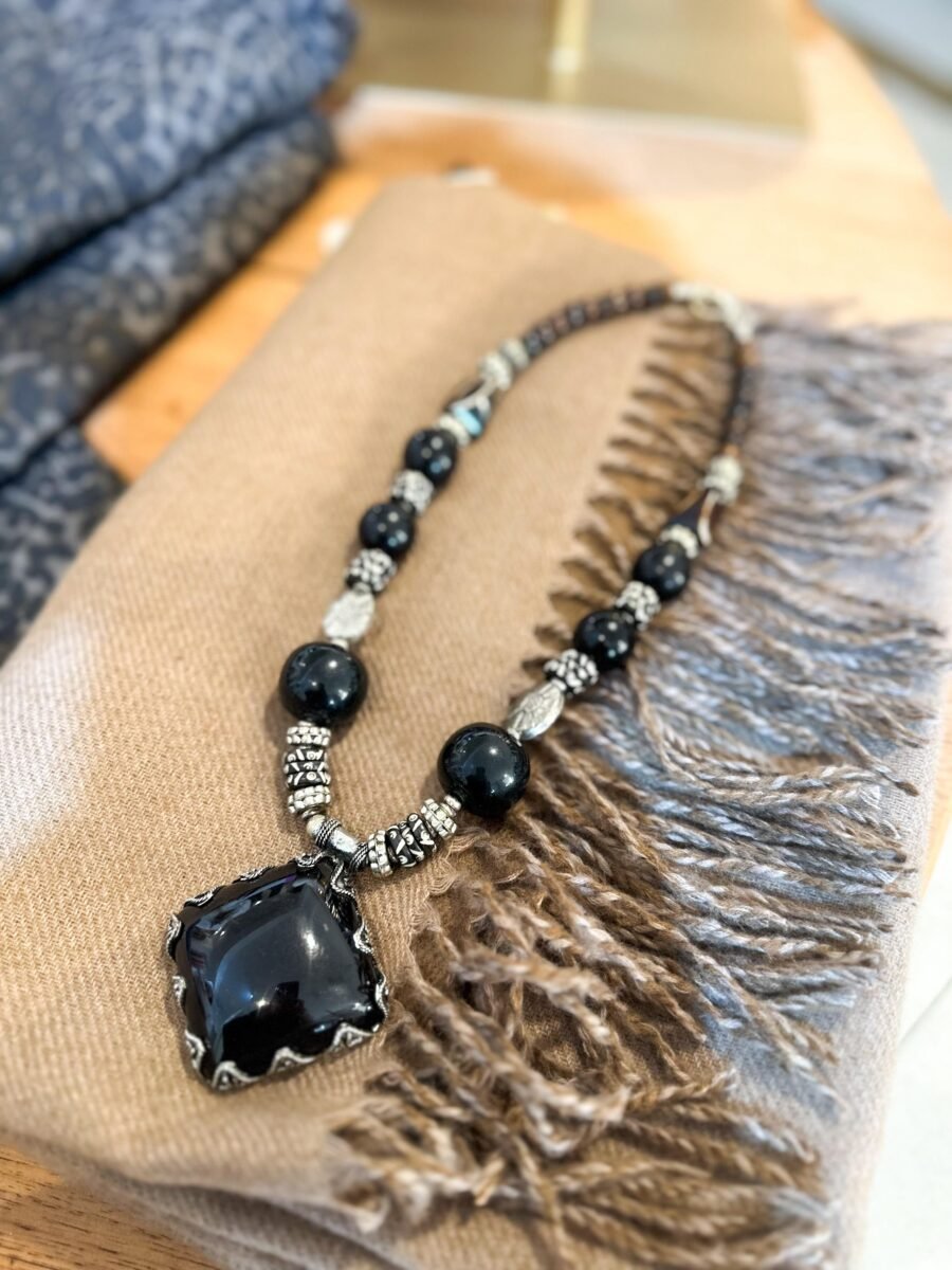 COLLAR HINDÚ NEGRO