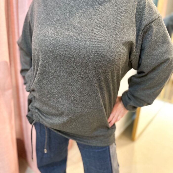 SWEATER CON FRUNCE PROTOCOLO GRIS OSCURO