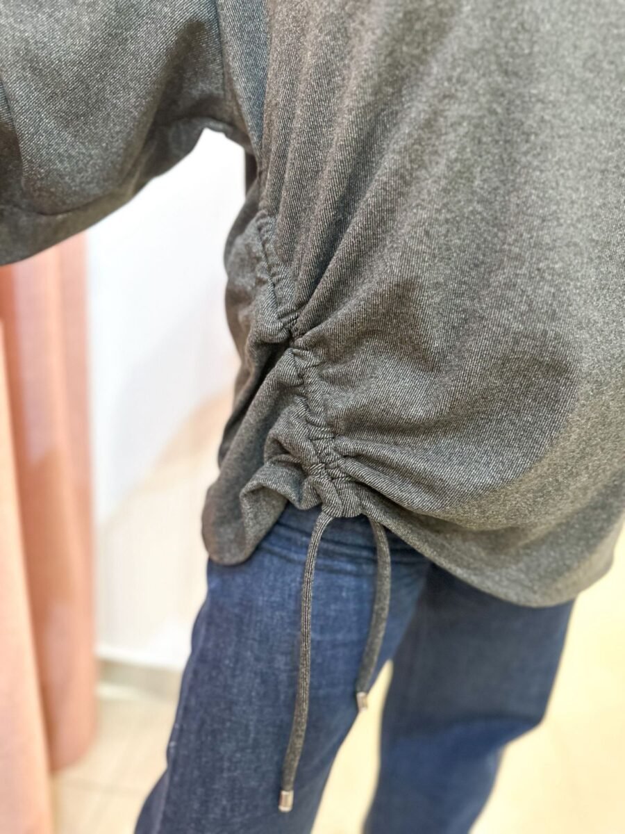 SWEATER CON FRUNCE PROTOCOLO GRIS OSCURO - Imagen 2