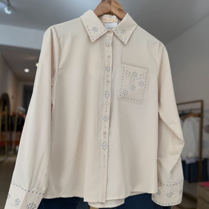 CAMISA BEIGE CON TACHAS