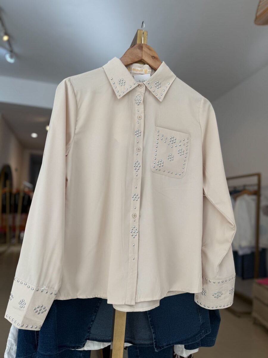 CAMISA BEIGE CON TACHAS