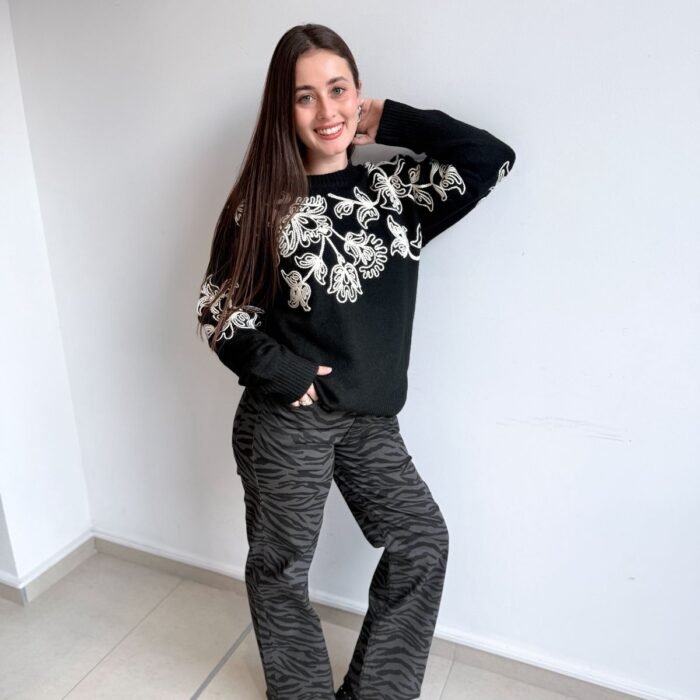 SWEATER BORDADO FLORES LAUTARO 8814