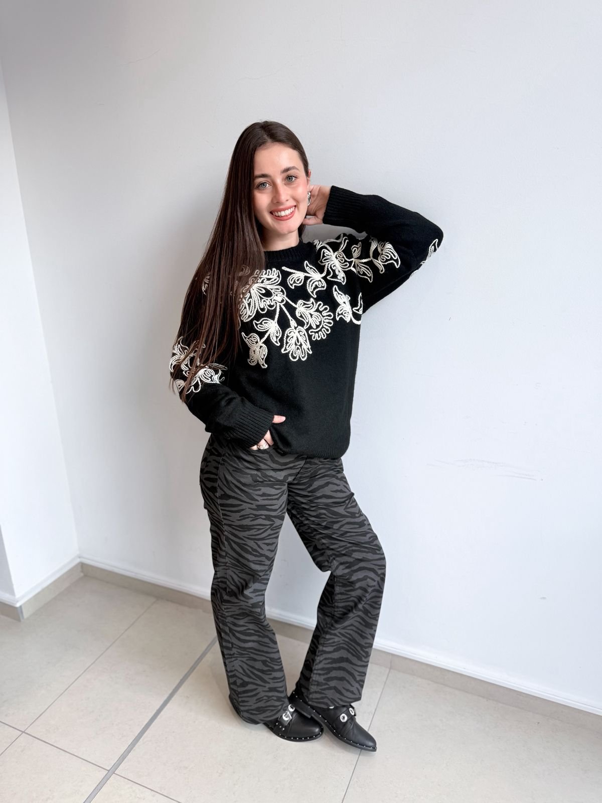 SWEATER BORDADO FLORES LAUTARO 8814