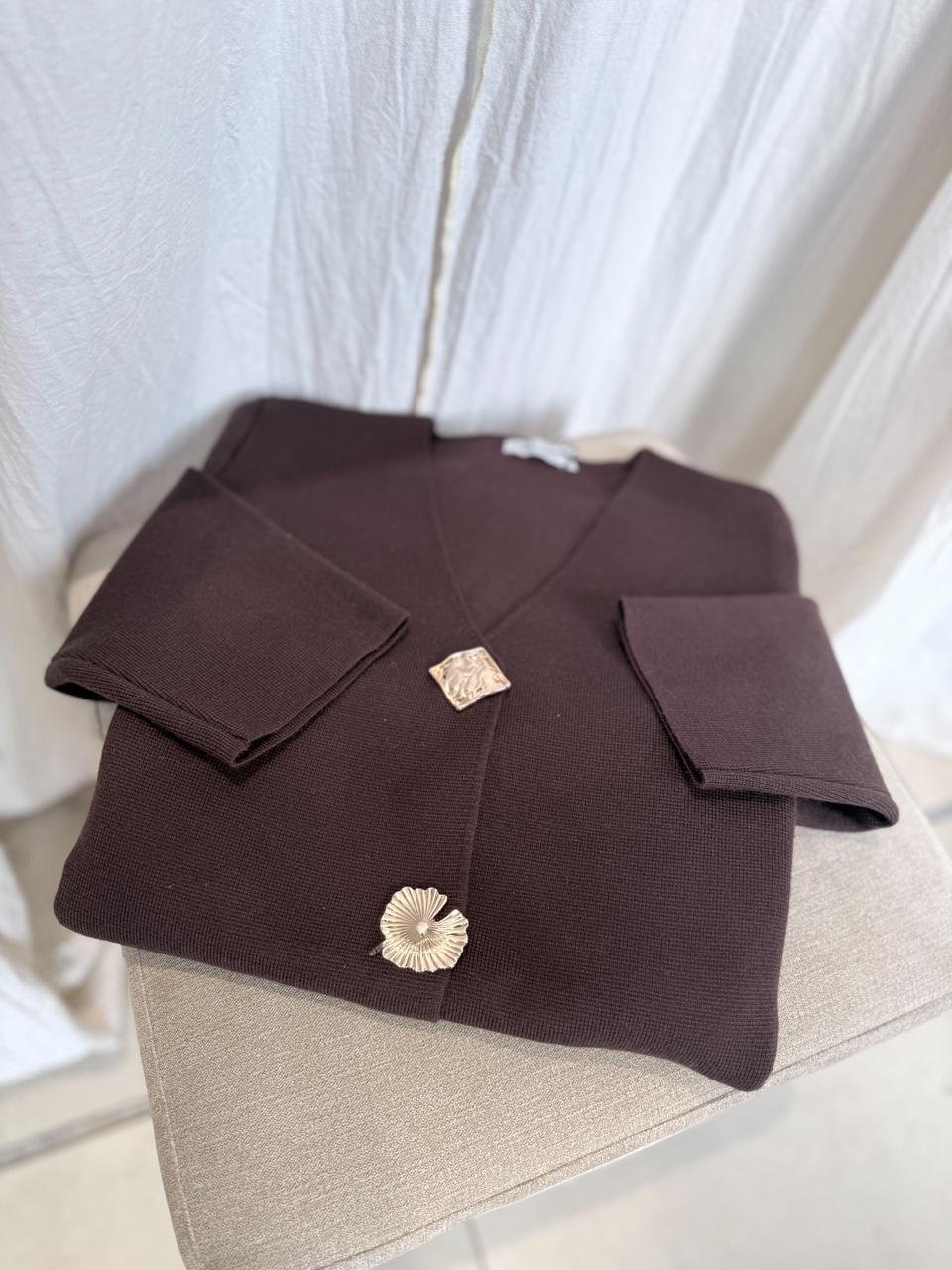 sweater en V con botones dorados piel libre 629 DOS COLORES - Imagen 5