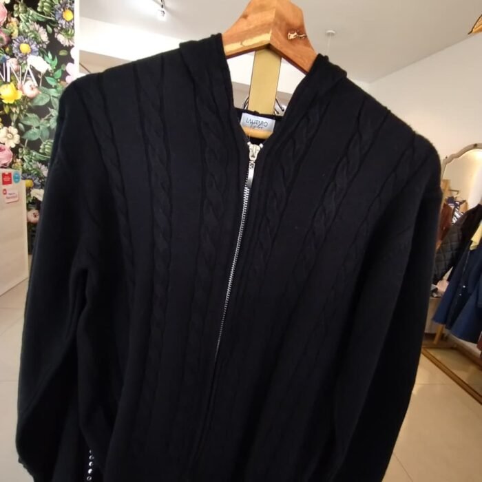 CAMPERA TRENZAS NEGRA CON CAPUCHA LAUTARO 8606