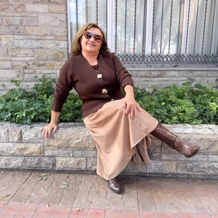 sweater en V con botones dorados piel libre 629 DOS COLORES