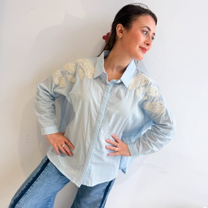 camisa con bordado hombro 1192 celeste lautaro