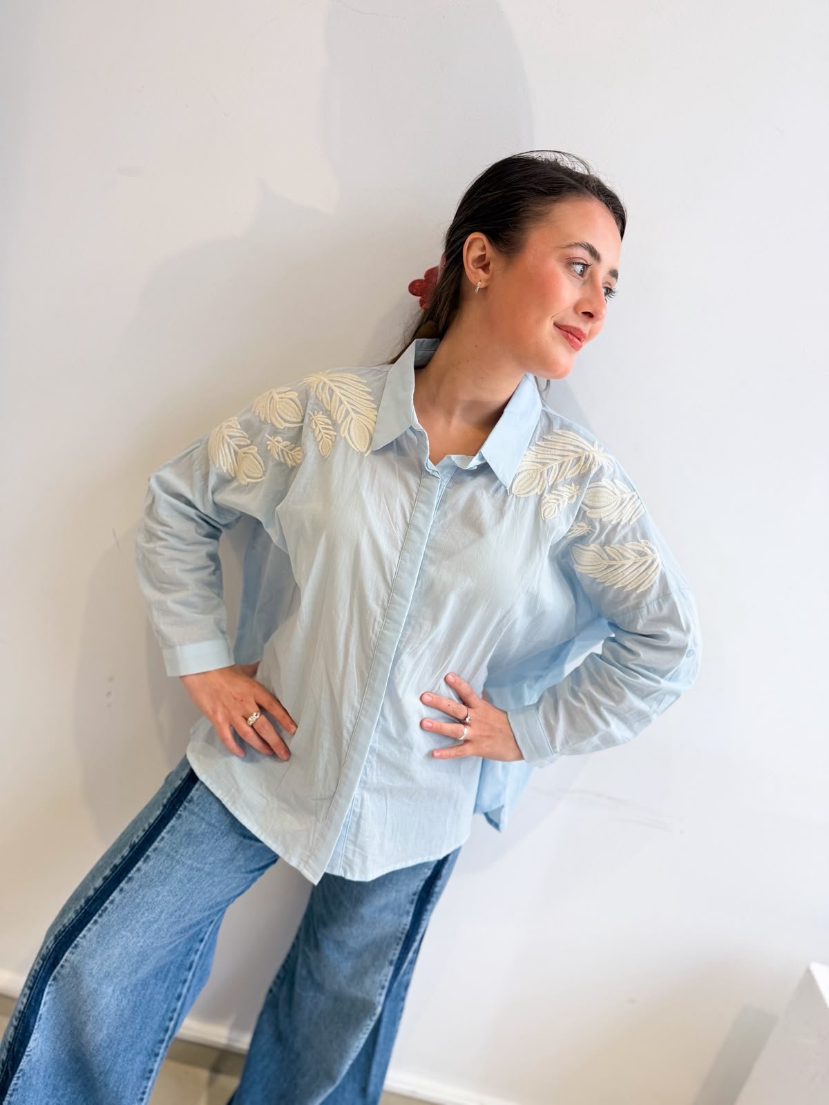 camisa con bordado hombro 1192 celeste lautaro